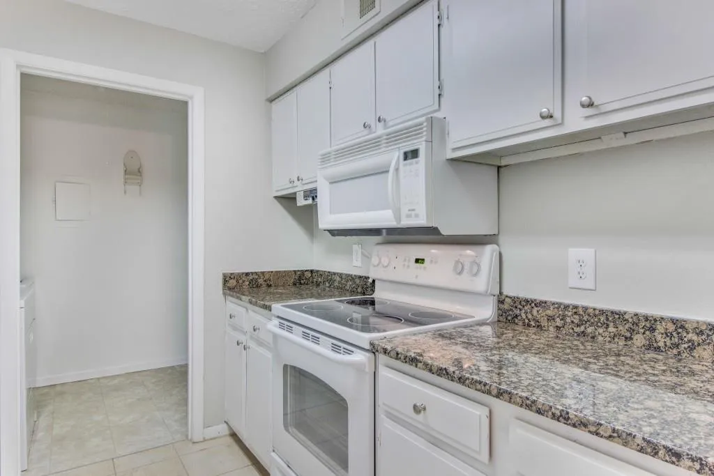 5143 Roswell Road Unit 10, Sandy Springs, Georgia 30342, 2 Bedrooms Bedrooms, ,1 BathroomBathrooms,Residential,Sold,5143 Roswell Road Unit 10,5994547