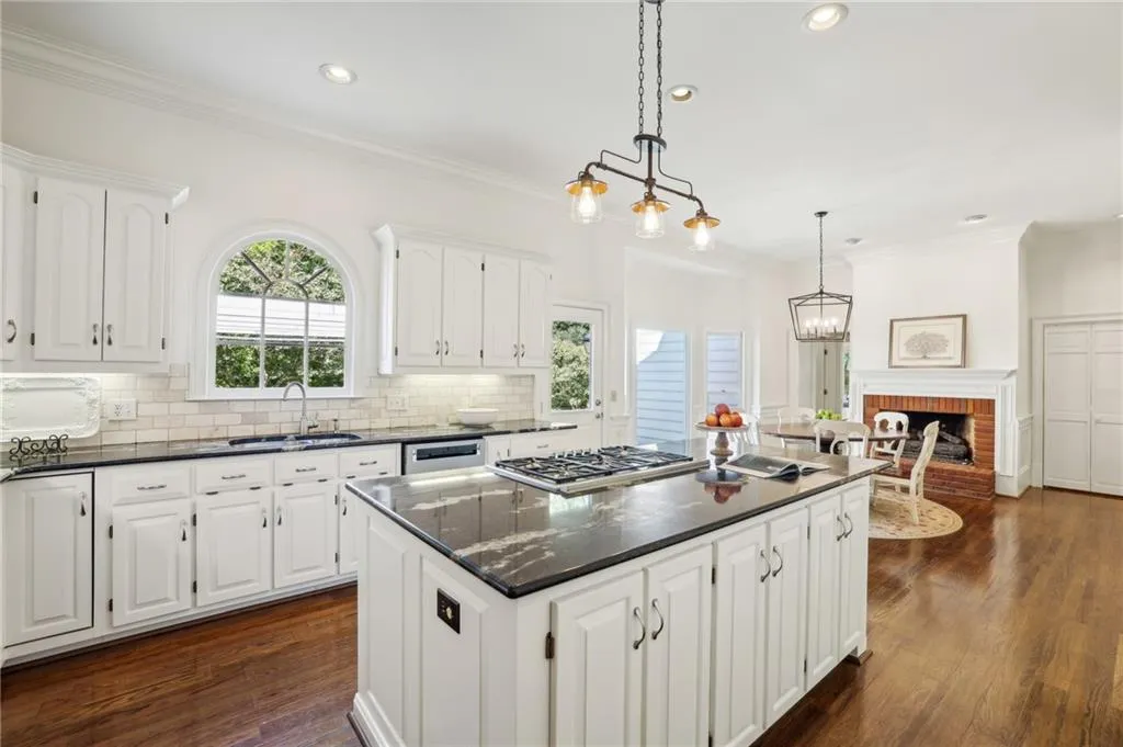 65 Old Stratton Chase, Atlanta, Georgia 30328, 6 Bedrooms Bedrooms, ,5 BathroomsBathrooms,Residential,Sold,65 Old Stratton Chase,7469627