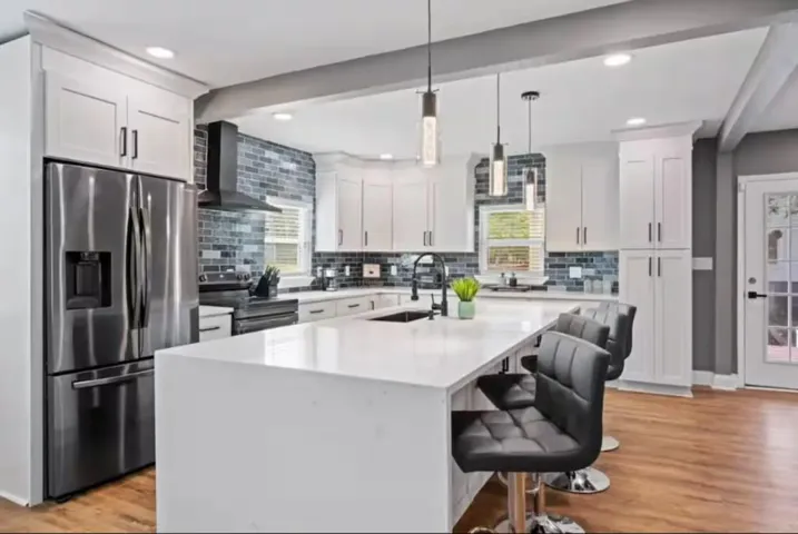 Chef's Kitchen with Oversized Quartz Island.
Designed for Entertaining.
Modern Finishes & Stainless Appliances
Open-Concept Kitchen