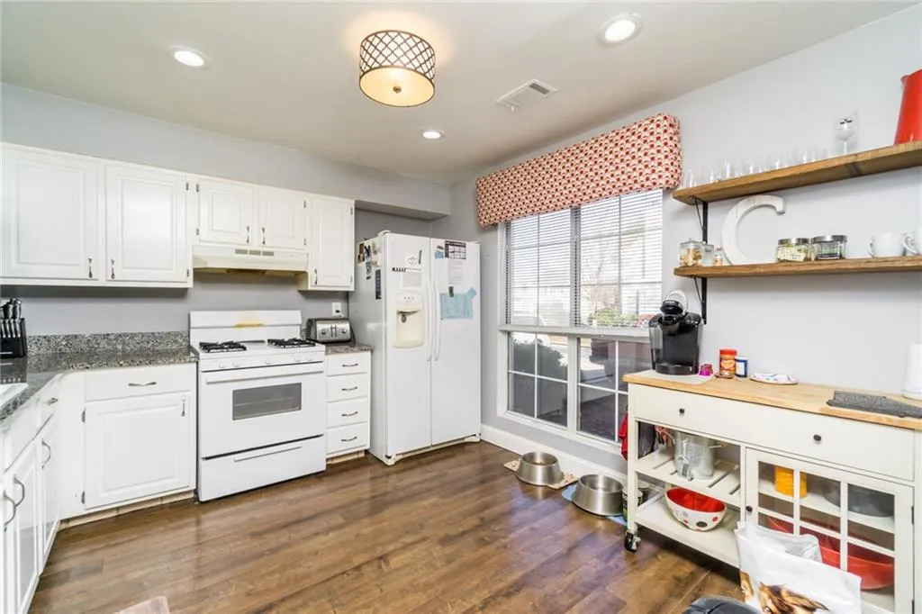 609 Wedgewood Way, Sandy Springs, Georgia 30350, 2 Bedrooms Bedrooms, ,2 BathroomsBathrooms,Residential,Sold,609 Wedgewood Way,6837090