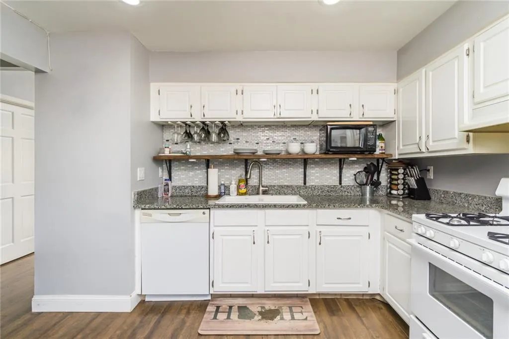 609 Wedgewood Way, Sandy Springs, Georgia 30350, 2 Bedrooms Bedrooms, ,2 BathroomsBathrooms,Residential,Sold,609 Wedgewood Way,6837090