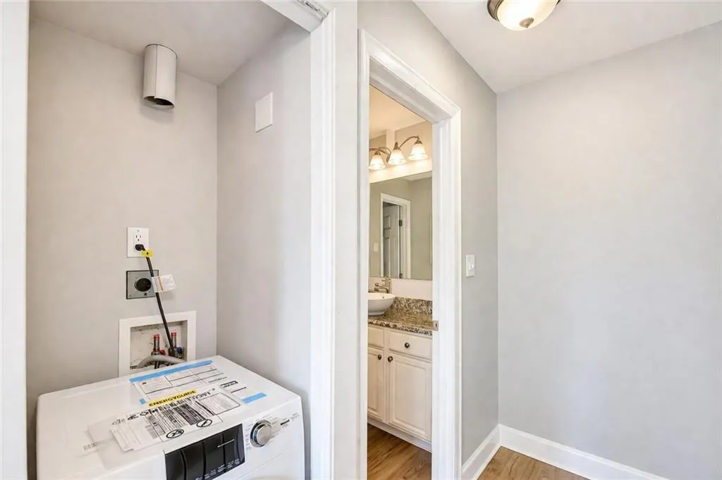6980 Roswell Road Unit C5, Atlanta, Georgia 30328, 2 Bedrooms Bedrooms, ,2 BathroomsBathrooms,Residential,For Sale,6980 Roswell Road Unit C5,7755049