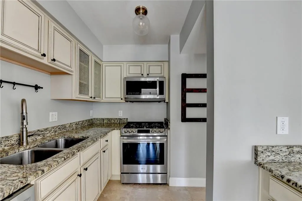 6980 Roswell Road Unit C5, Atlanta, Georgia 30328, 2 Bedrooms Bedrooms, ,2 BathroomsBathrooms,Residential,For Sale,6980 Roswell Road Unit C5,7755049