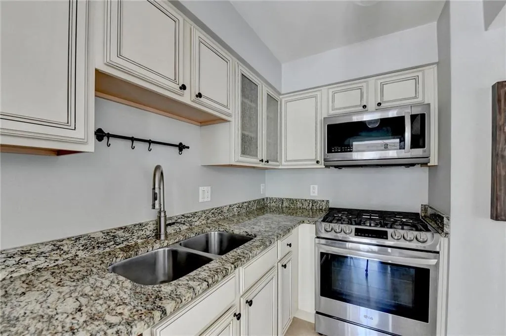 6980 Roswell Road Unit C5, Atlanta, Georgia 30328, 2 Bedrooms Bedrooms, ,2 BathroomsBathrooms,Residential,For Sale,6980 Roswell Road Unit C5,7755049