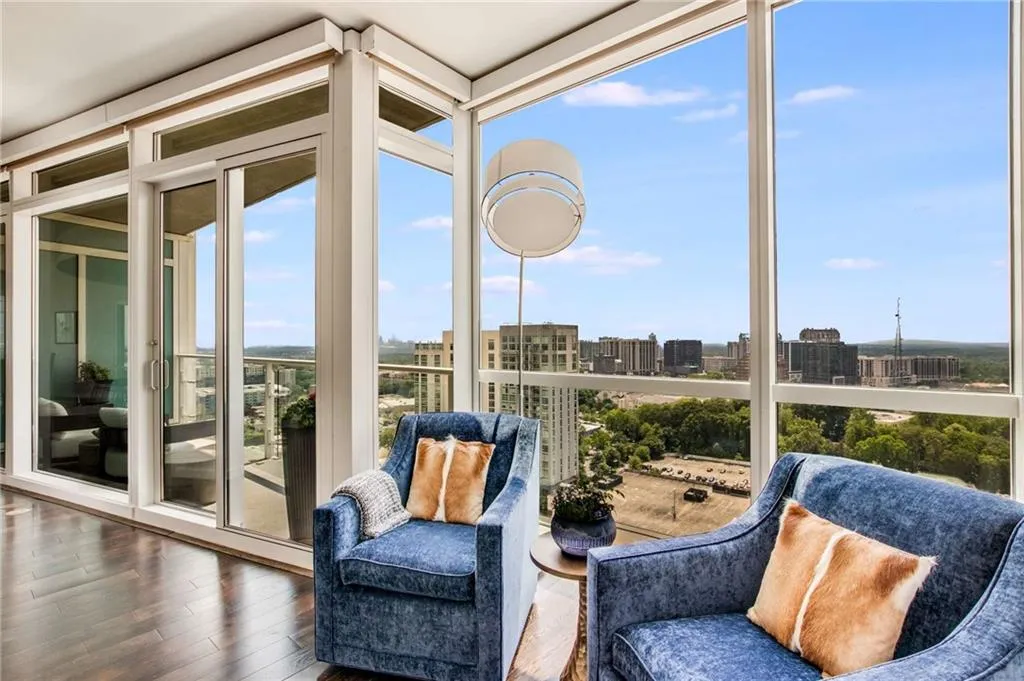 Sunroom / solarium featuring a view of city