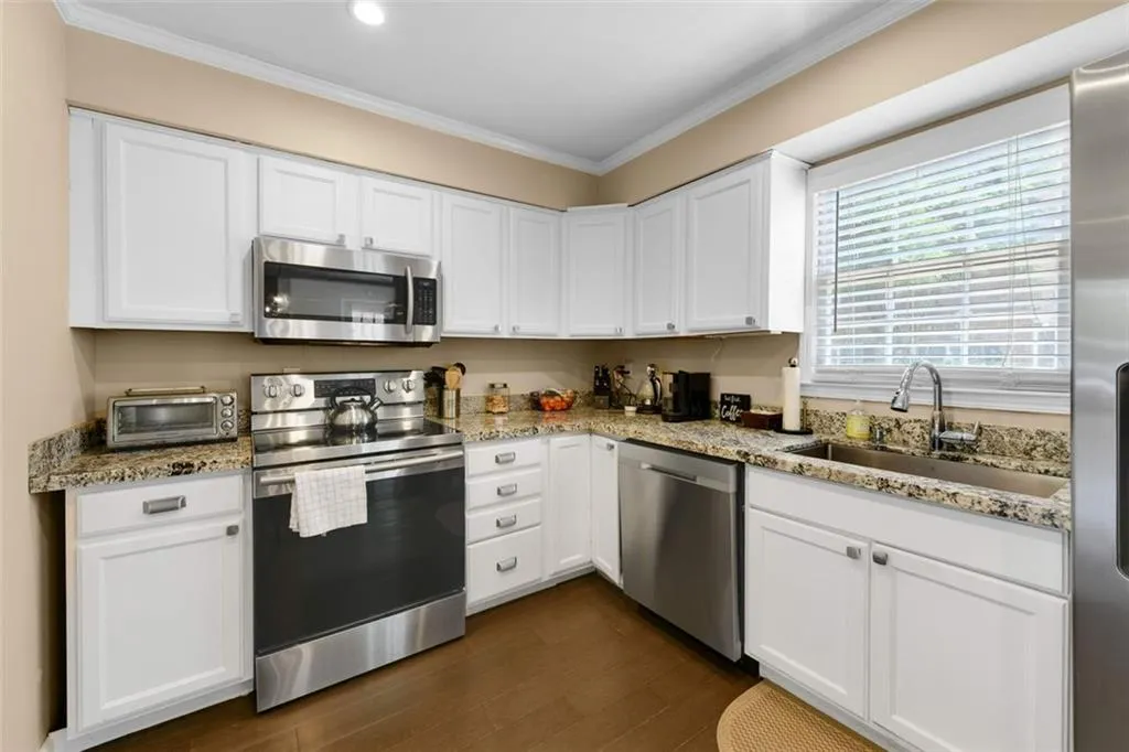 6520 Roswell Road Unit 11, Atlanta, Georgia 30328, 3 Bedrooms Bedrooms, ,2 BathroomsBathrooms,Residential,Sold,6520 Roswell Road Unit 11,6886761