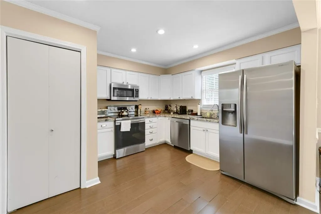 6520 Roswell Road Unit 11, Atlanta, Georgia 30328, 3 Bedrooms Bedrooms, ,2 BathroomsBathrooms,Residential,Sold,6520 Roswell Road Unit 11,6886761