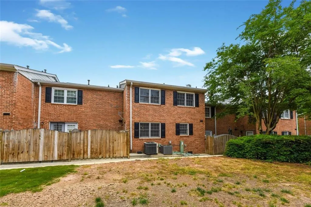 6520 Roswell Road Unit 11, Atlanta, Georgia 30328, 3 Bedrooms Bedrooms, ,2 BathroomsBathrooms,Residential,Sold,6520 Roswell Road Unit 11,6886761