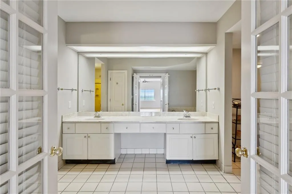 3435 Kingsboro Road Ne Unit 1702, Atlanta, Georgia 30326, 2 Bedrooms Bedrooms, ,2 BathroomsBathrooms,Residential,For Sale,3435 Kingsboro Road Ne Unit 1702,7619467