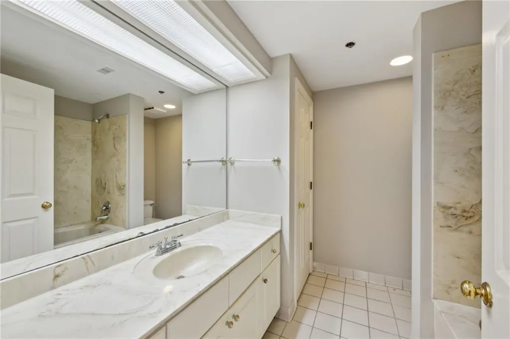 3435 Kingsboro Road Ne Unit 1702, Atlanta, Georgia 30326, 2 Bedrooms Bedrooms, ,2 BathroomsBathrooms,Residential,For Sale,3435 Kingsboro Road Ne Unit 1702,7619467