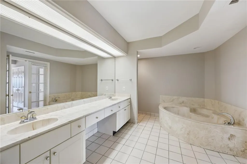 3435 Kingsboro Road Ne Unit 1702, Atlanta, Georgia 30326, 2 Bedrooms Bedrooms, ,2 BathroomsBathrooms,Residential,For Sale,3435 Kingsboro Road Ne Unit 1702,7619467