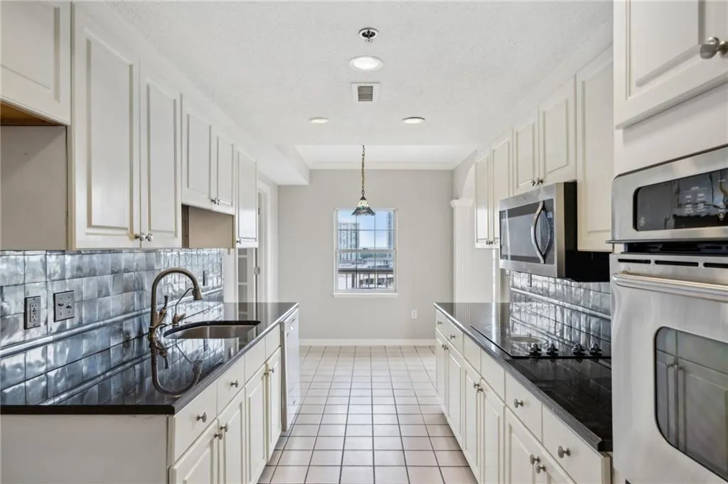 3435 Kingsboro Road Ne Unit 1702, Atlanta, Georgia 30326, 2 Bedrooms Bedrooms, ,2 BathroomsBathrooms,Residential,For Sale,3435 Kingsboro Road Ne Unit 1702,7619467