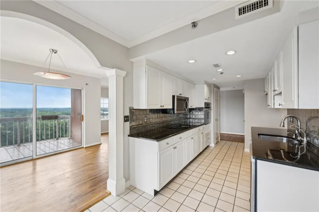 3435 Kingsboro Road Ne Unit 1702, Atlanta, Georgia 30326, 2 Bedrooms Bedrooms, ,2 BathroomsBathrooms,Residential,For Sale,3435 Kingsboro Road Ne Unit 1702,7619467
