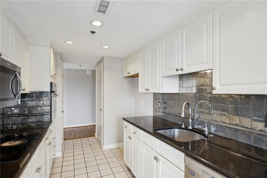 3435 Kingsboro Road Ne Unit 1702, Atlanta, Georgia 30326, 2 Bedrooms Bedrooms, ,2 BathroomsBathrooms,Residential,For Sale,3435 Kingsboro Road Ne Unit 1702,7619467