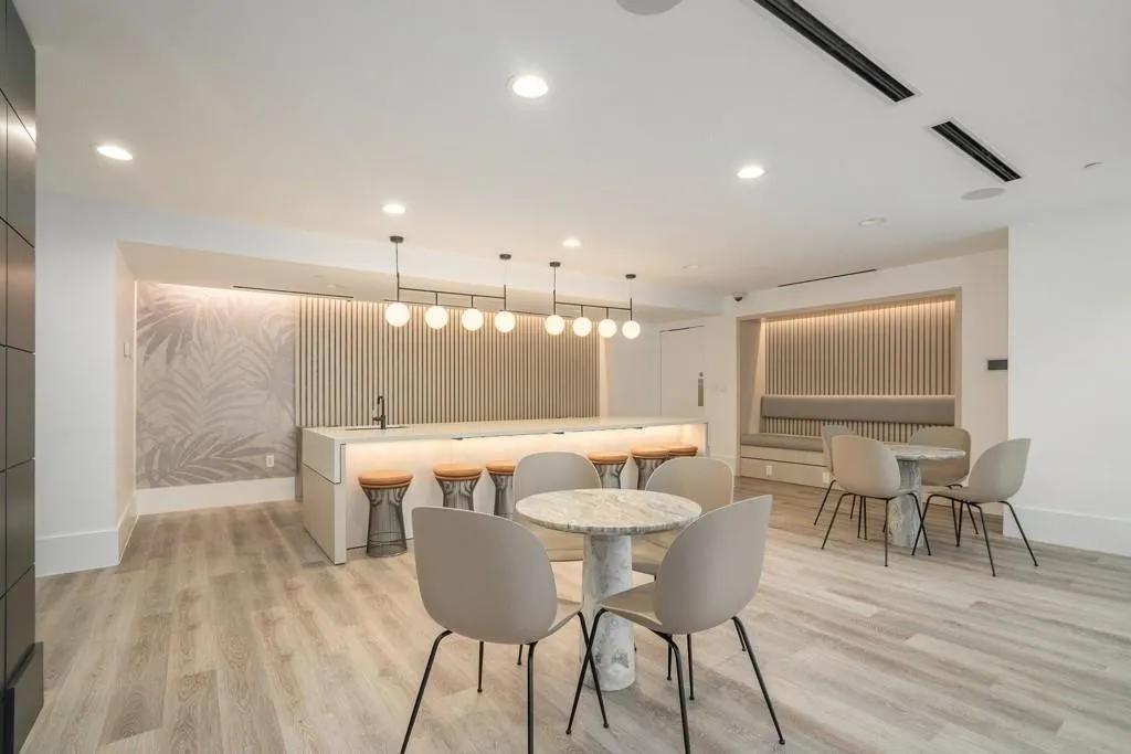 Realm Amenity - Renovated Bar And Lounge