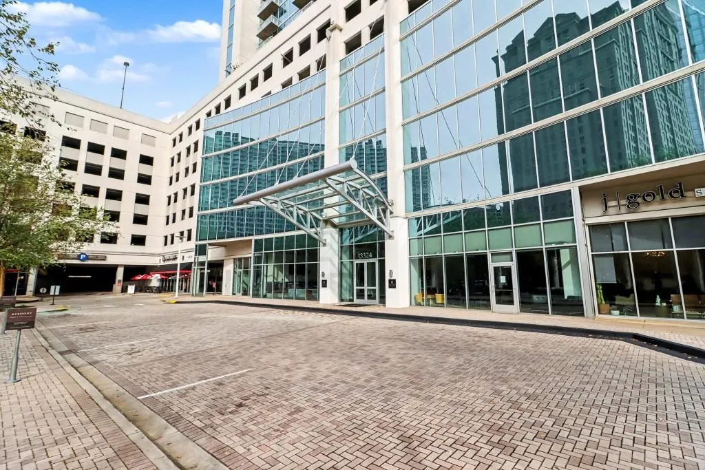 Steps From TWO Marta Stations, Lenox Mall, Phipps Plaza, Trader Joe's, Flower Child, & More!