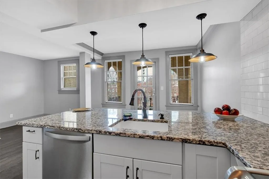 2855 Peachtree Road Ne Unit 302, Atlanta, Georgia 30305, 2 Bedrooms Bedrooms, ,1 BathroomBathrooms,Residential,For Sale,2855 Peachtree Road Ne Unit 302,7541075