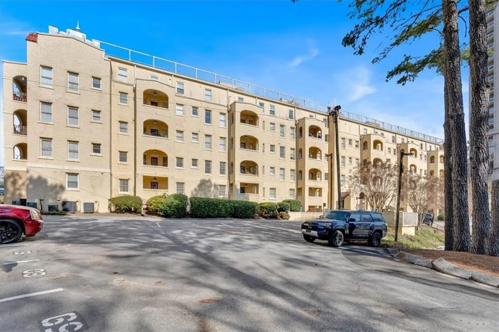 2855 Peachtree Road Ne Unit 302, Atlanta, Georgia 30305, 2 Bedrooms Bedrooms, ,1 BathroomBathrooms,Residential,For Sale,2855 Peachtree Road Ne Unit 302,7541075