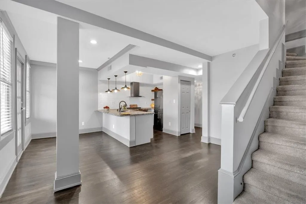 2855 Peachtree Road Ne Unit 302, Atlanta, Georgia 30305, 2 Bedrooms Bedrooms, ,1 BathroomBathrooms,Residential,For Sale,2855 Peachtree Road Ne Unit 302,7541075