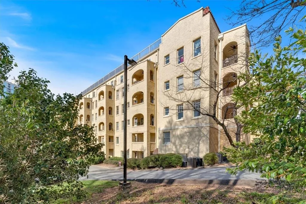 2855 Peachtree Road Ne Unit 302, Atlanta, Georgia 30305, 2 Bedrooms Bedrooms, ,1 BathroomBathrooms,Residential,For Sale,2855 Peachtree Road Ne Unit 302,7541075