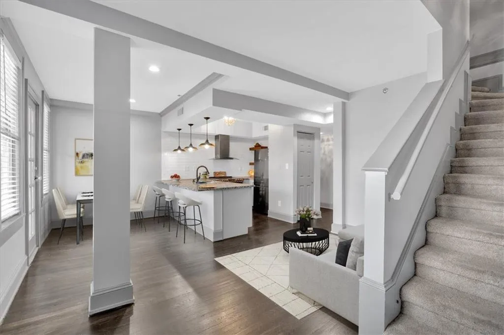 2855 Peachtree Road Ne Unit 302, Atlanta, Georgia 30305, 2 Bedrooms Bedrooms, ,1 BathroomBathrooms,Residential,For Sale,2855 Peachtree Road Ne Unit 302,7541075