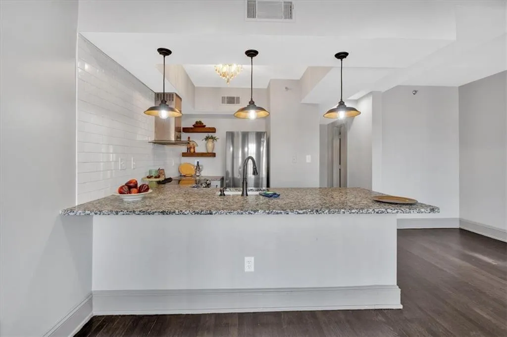 2855 Peachtree Road Ne Unit 302, Atlanta, Georgia 30305, 2 Bedrooms Bedrooms, ,1 BathroomBathrooms,Residential,For Sale,2855 Peachtree Road Ne Unit 302,7541075