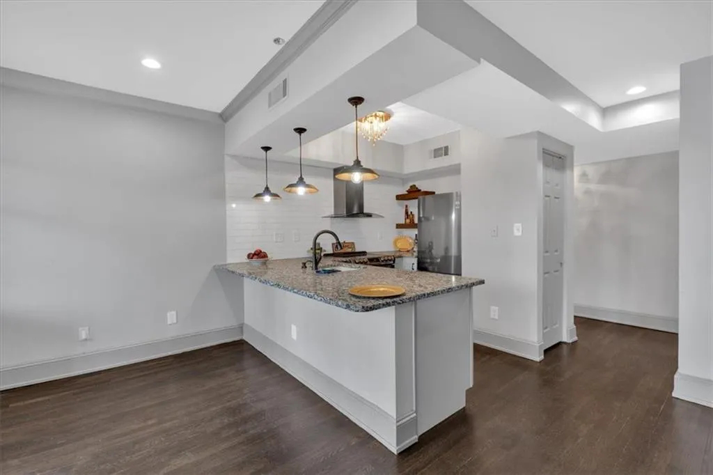 2855 Peachtree Road Ne Unit 302, Atlanta, Georgia 30305, 2 Bedrooms Bedrooms, ,1 BathroomBathrooms,Residential,For Sale,2855 Peachtree Road Ne Unit 302,7541075