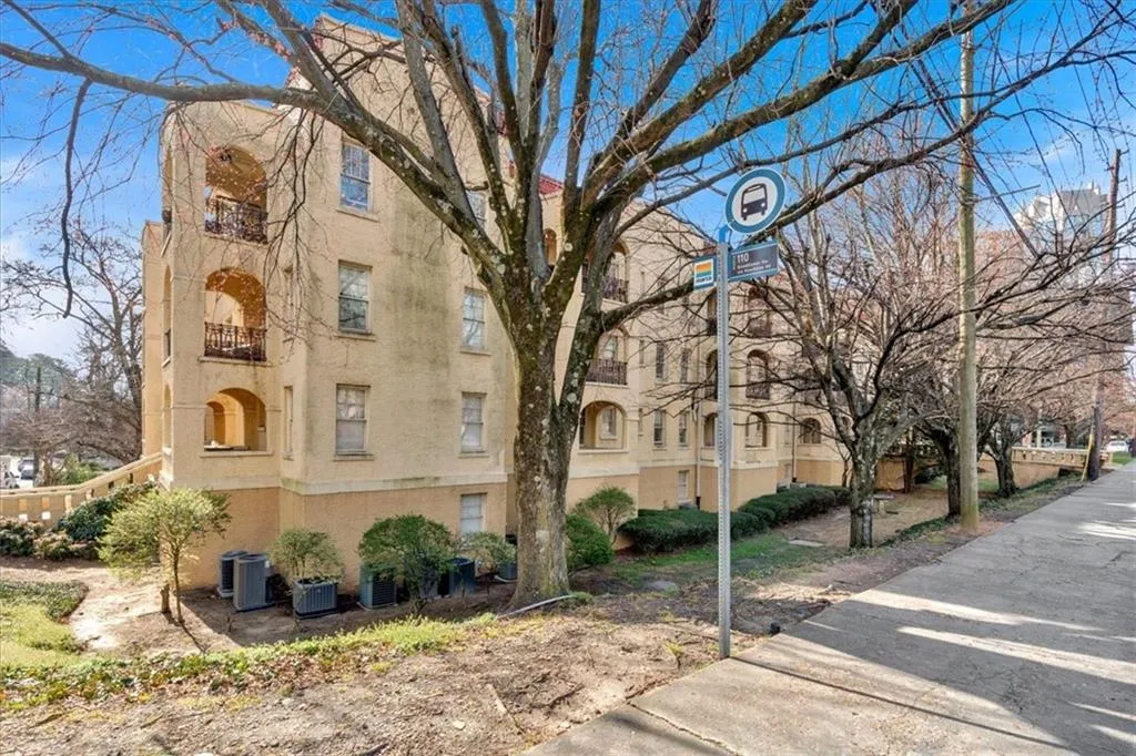 2855 Peachtree Road Ne Unit 302, Atlanta, Georgia 30305, 2 Bedrooms Bedrooms, ,1 BathroomBathrooms,Residential,For Sale,2855 Peachtree Road Ne Unit 302,7541075