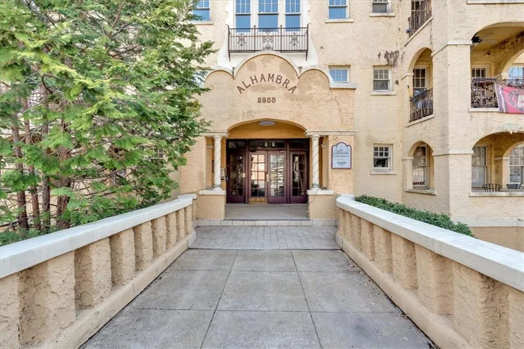 2855 Peachtree Road Ne Unit 302, Atlanta, Georgia 30305, 2 Bedrooms Bedrooms, ,1 BathroomBathrooms,Residential,For Sale,2855 Peachtree Road Ne Unit 302,7541075