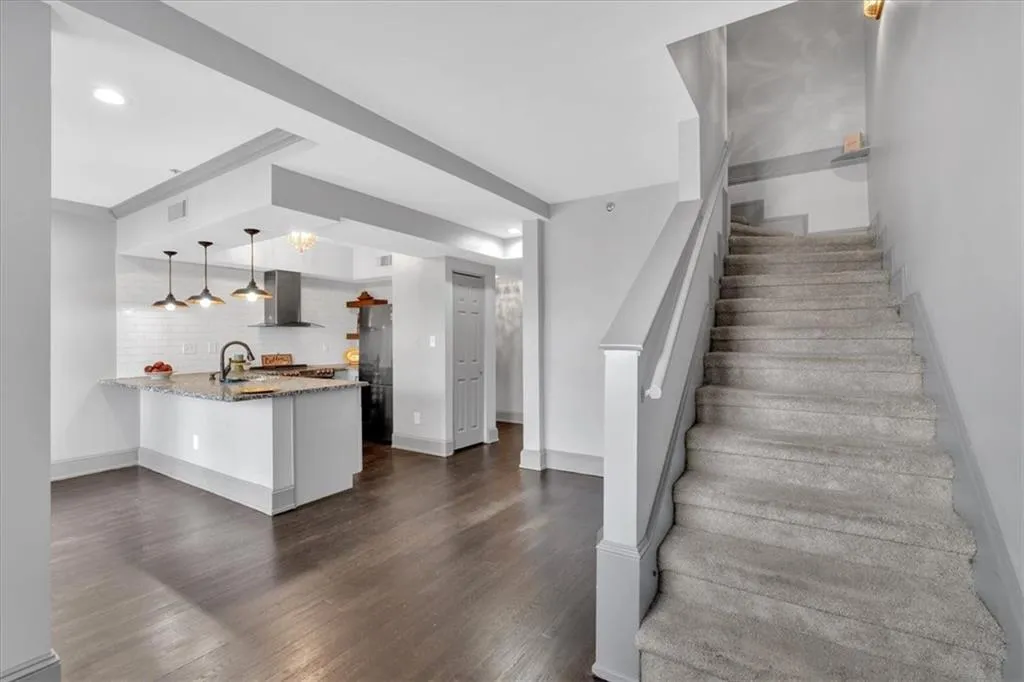 2855 Peachtree Road Ne Unit 302, Atlanta, Georgia 30305, 2 Bedrooms Bedrooms, ,1 BathroomBathrooms,Residential,For Sale,2855 Peachtree Road Ne Unit 302,7541075