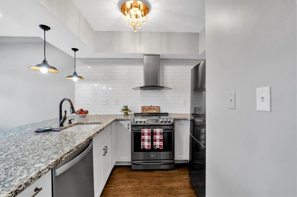 2855 Peachtree Road Ne Unit 302, Atlanta, Georgia 30305, 2 Bedrooms Bedrooms, ,1 BathroomBathrooms,Residential,For Sale,2855 Peachtree Road Ne Unit 302,7541075