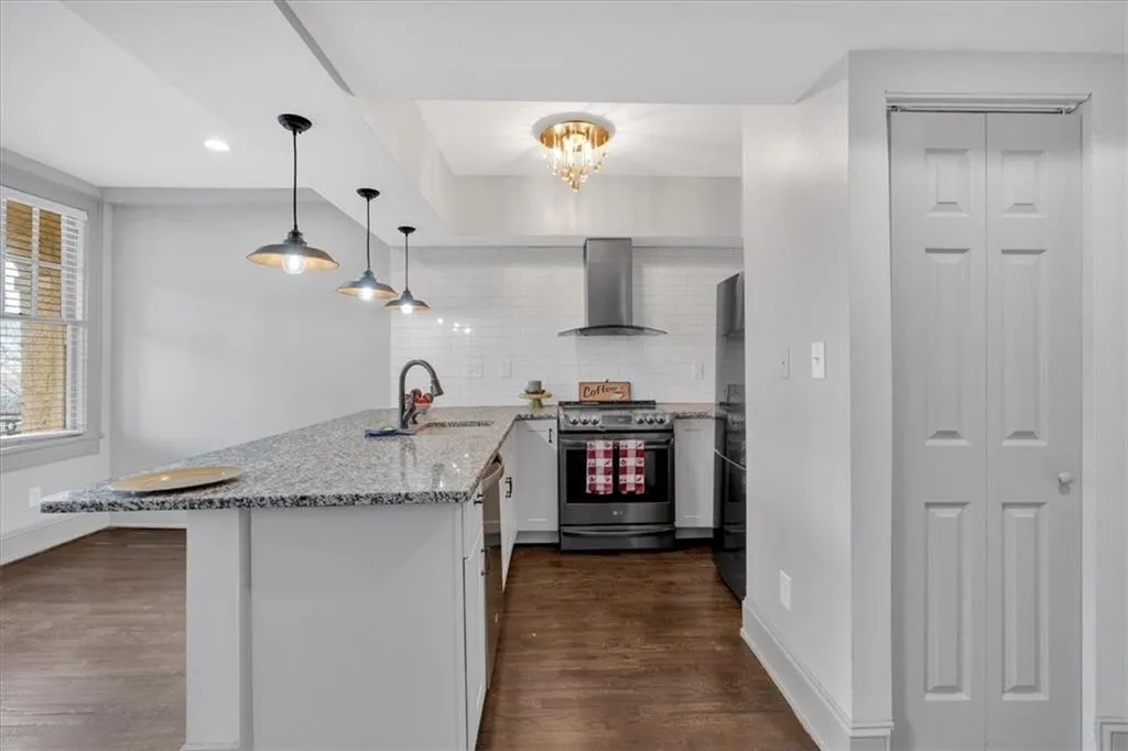 2855 Peachtree Road Ne Unit 302, Atlanta, Georgia 30305, 2 Bedrooms Bedrooms, ,1 BathroomBathrooms,Residential,For Sale,2855 Peachtree Road Ne Unit 302,7541075