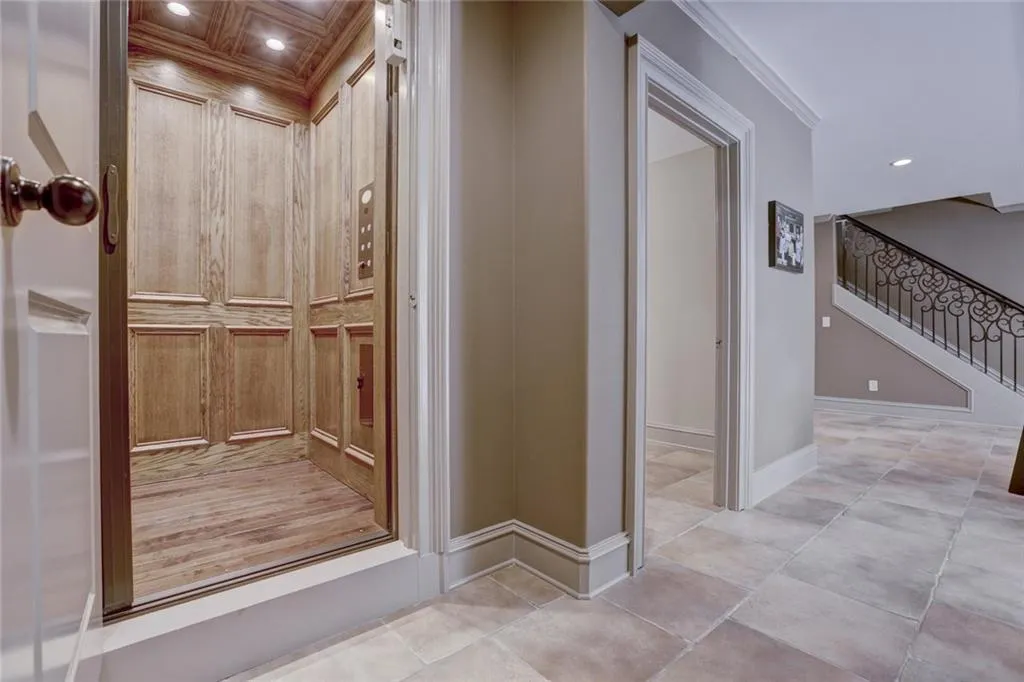 8395 Jett Ferry Road, Sandy Springs, Georgia 30350, 6 Bedrooms Bedrooms, ,7 BathroomsBathrooms,Residential,Sold,8395 Jett Ferry Road,6115312