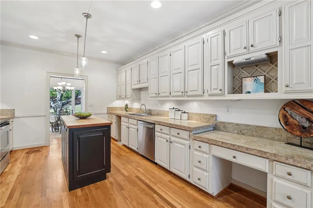 7155 Roswell Road Unit 26, Atlanta, Georgia 30328, 3 Bedrooms Bedrooms, ,2 BathroomsBathrooms,Residential,For Sale,7155 Roswell Road Unit 26,7638354
