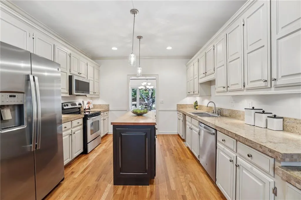 7155 Roswell Road Unit 26, Atlanta, Georgia 30328, 3 Bedrooms Bedrooms, ,2 BathroomsBathrooms,Residential,For Sale,7155 Roswell Road Unit 26,7638354