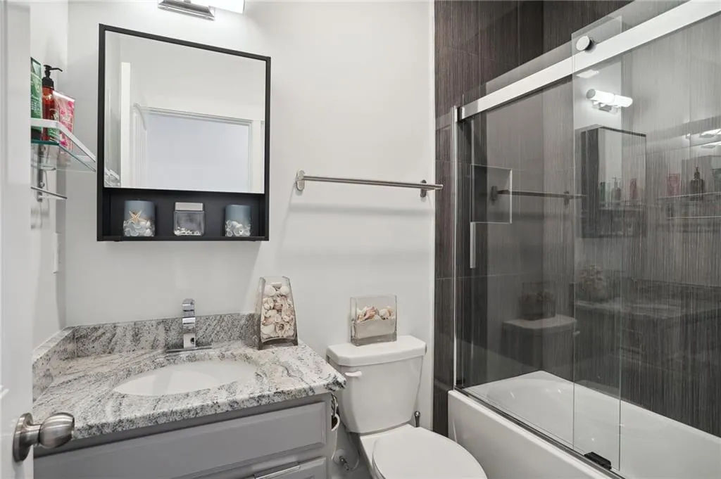 Terrace level Full bathroom with enclosed tub / shower combo
