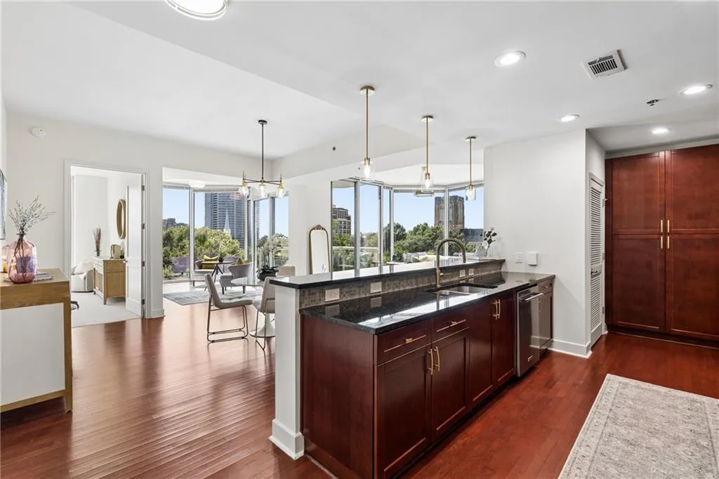 2795 Peachtree Road Ne Unit 602, Atlanta, Georgia 30305, 2 Bedrooms Bedrooms, 0 ,2 BathroomsBathrooms,Residential,For Sale,2795 Peachtree Road Ne Unit 602,7844791