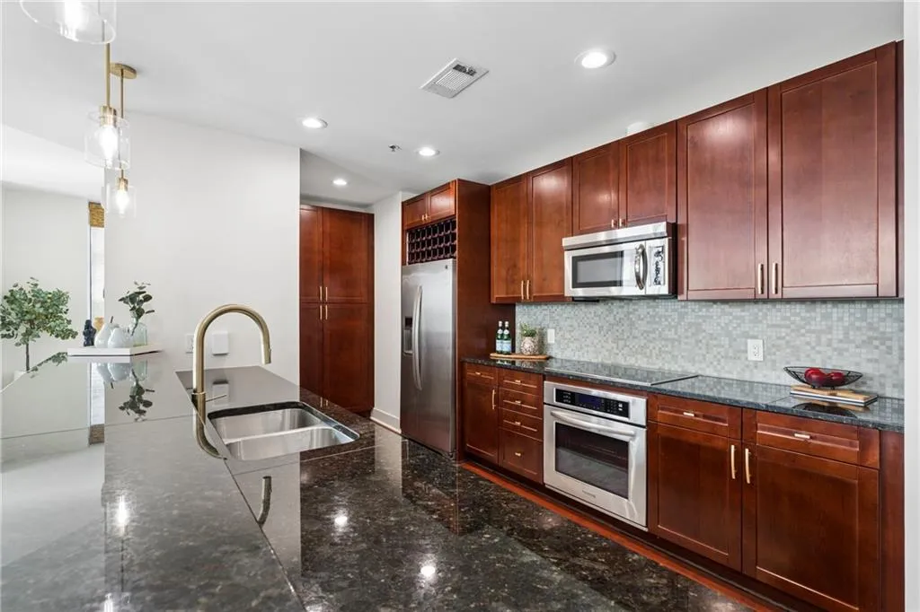 2795 Peachtree Road Ne Unit 602, Atlanta, Georgia 30305, 2 Bedrooms Bedrooms, 0 ,2 BathroomsBathrooms,Residential,For Sale,2795 Peachtree Road Ne Unit 602,7844791