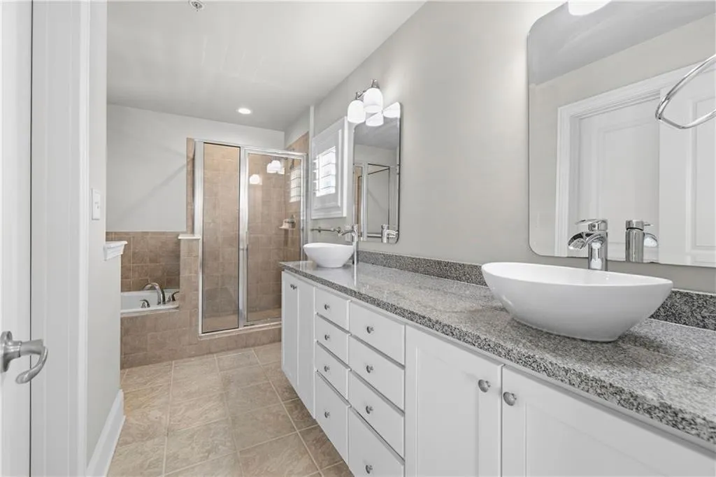 285 Le Gran Bend, Atlanta, Georgia 30328, 2 Bedrooms Bedrooms, ,2 BathroomsBathrooms,Residential,For Sale,285 Le Gran Bend,7752517