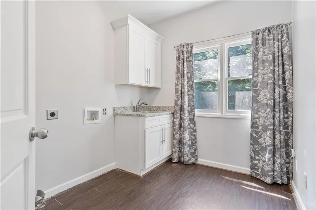 8240 Grogans Ferry Rd, Atlanta, Georgia 30350, 5 Bedrooms Bedrooms, ,4 BathroomsBathrooms,Residential,For Sale,8240 Grogans Ferry Rd,7624032