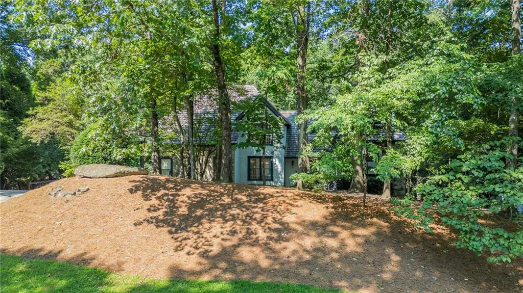 8240 Grogans Ferry Rd, Atlanta, Georgia 30350, 5 Bedrooms Bedrooms, ,4 BathroomsBathrooms,Residential,For Sale,8240 Grogans Ferry Rd,7624032