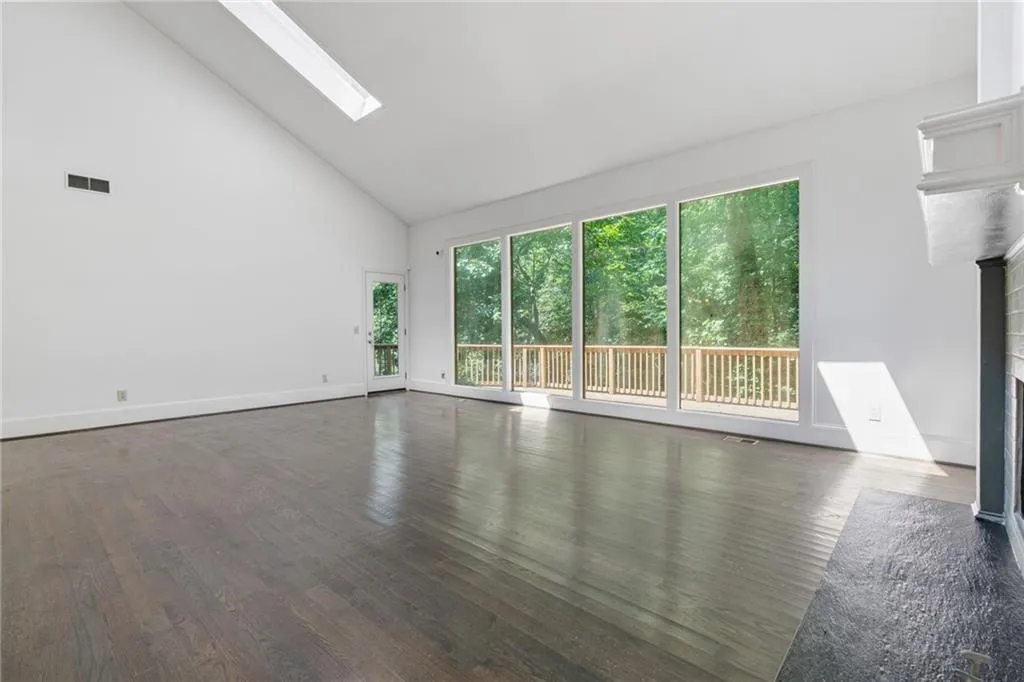 8240 Grogans Ferry Rd, Atlanta, Georgia 30350, 5 Bedrooms Bedrooms, ,4 BathroomsBathrooms,Residential,For Sale,8240 Grogans Ferry Rd,7624032