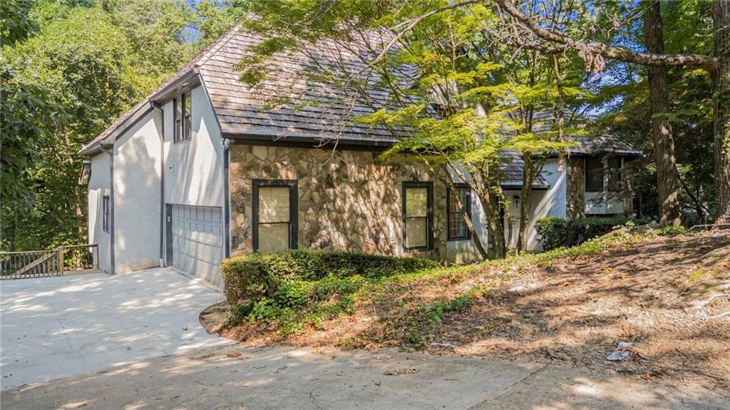 8240 Grogans Ferry Rd, Atlanta, Georgia 30350, 5 Bedrooms Bedrooms, ,4 BathroomsBathrooms,Residential,For Sale,8240 Grogans Ferry Rd,7624032