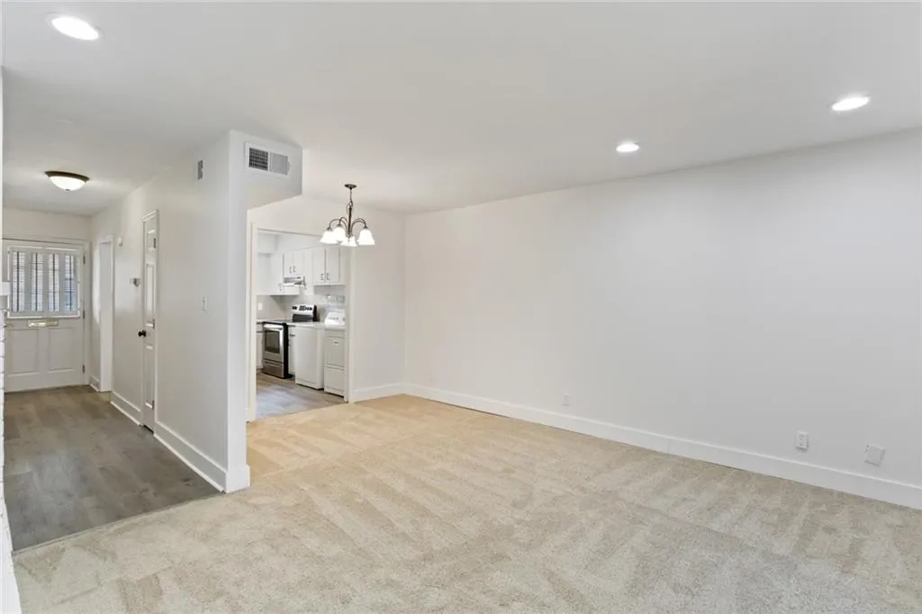 6700 Roswell Road Ne Unit 21f, Sandy Springs, Georgia 30328, 2 Bedrooms Bedrooms, ,1 BathroomBathrooms,Residential,Sold,6700 Roswell Road Ne Unit 21f,6928544