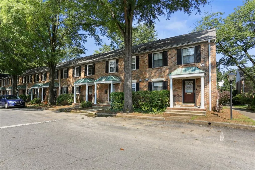 6700 Roswell Road Ne Unit 21f, Sandy Springs, Georgia 30328, 2 Bedrooms Bedrooms, ,1 BathroomBathrooms,Residential,Sold,6700 Roswell Road Ne Unit 21f,6928544