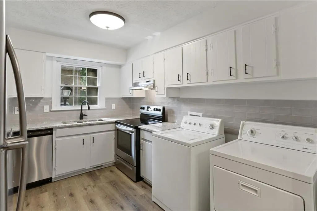 6700 Roswell Road Ne Unit 21f, Sandy Springs, Georgia 30328, 2 Bedrooms Bedrooms, ,1 BathroomBathrooms,Residential,Sold,6700 Roswell Road Ne Unit 21f,6928544