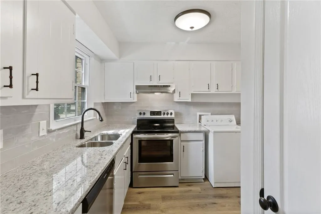 6700 Roswell Road Ne Unit 21f, Sandy Springs, Georgia 30328, 2 Bedrooms Bedrooms, ,1 BathroomBathrooms,Residential,Sold,6700 Roswell Road Ne Unit 21f,6928544