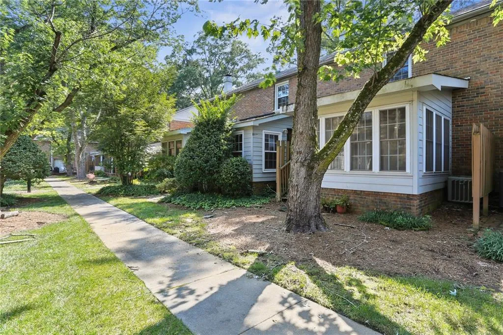 6700 Roswell Road Ne Unit 21f, Sandy Springs, Georgia 30328, 2 Bedrooms Bedrooms, ,1 BathroomBathrooms,Residential,Sold,6700 Roswell Road Ne Unit 21f,6928544