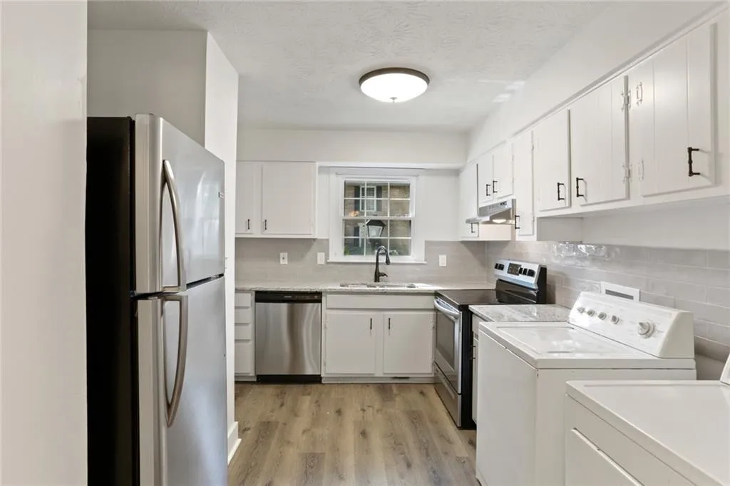 6700 Roswell Road Ne Unit 21f, Sandy Springs, Georgia 30328, 2 Bedrooms Bedrooms, ,1 BathroomBathrooms,Residential,Sold,6700 Roswell Road Ne Unit 21f,6928544