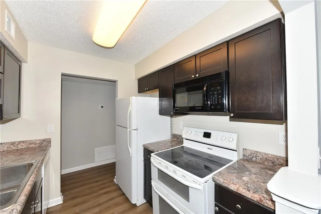 1605 Huntingdon Chase Unit 1605, Sandy Springs, Georgia 30350, 2 Bedrooms Bedrooms, ,2 BathroomsBathrooms,Residential,Sold,1605 Huntingdon Chase Unit 1605,6093817